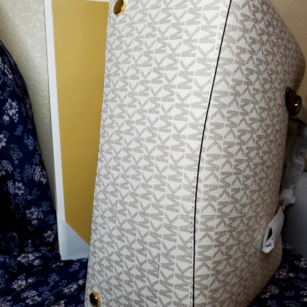 Michael Kors Vanilla Monogram - Picture 5 of 9